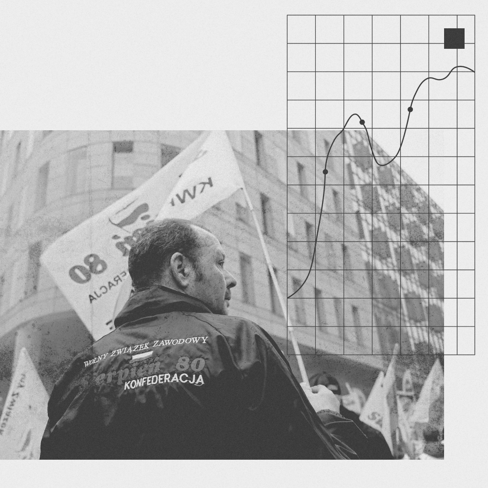 Крупным планом демонстрант с надписью "Независимый профсоюз. Август 80. Конфедерация" на спине и с символикой профсоюзного движения 1980 года.
