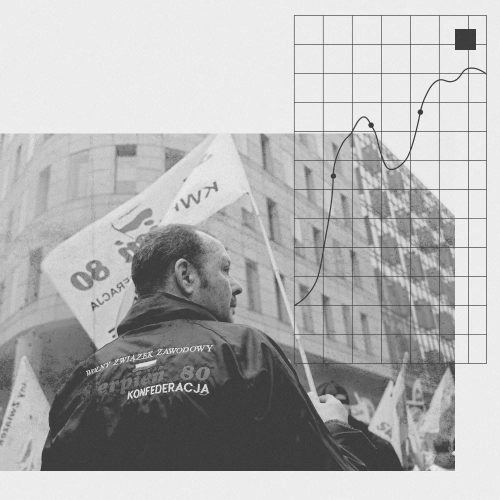 Крупным планом демонстрант с надписью "Независимый профсоюз. Август 80. Конфедерация" на спине и с символикой профсоюзного движения 1980 года.